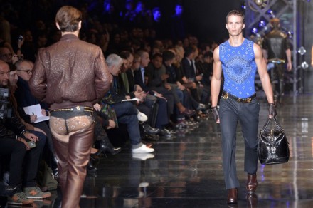 Versace: sfila l 'uomo in perizoma contro l'omofobia